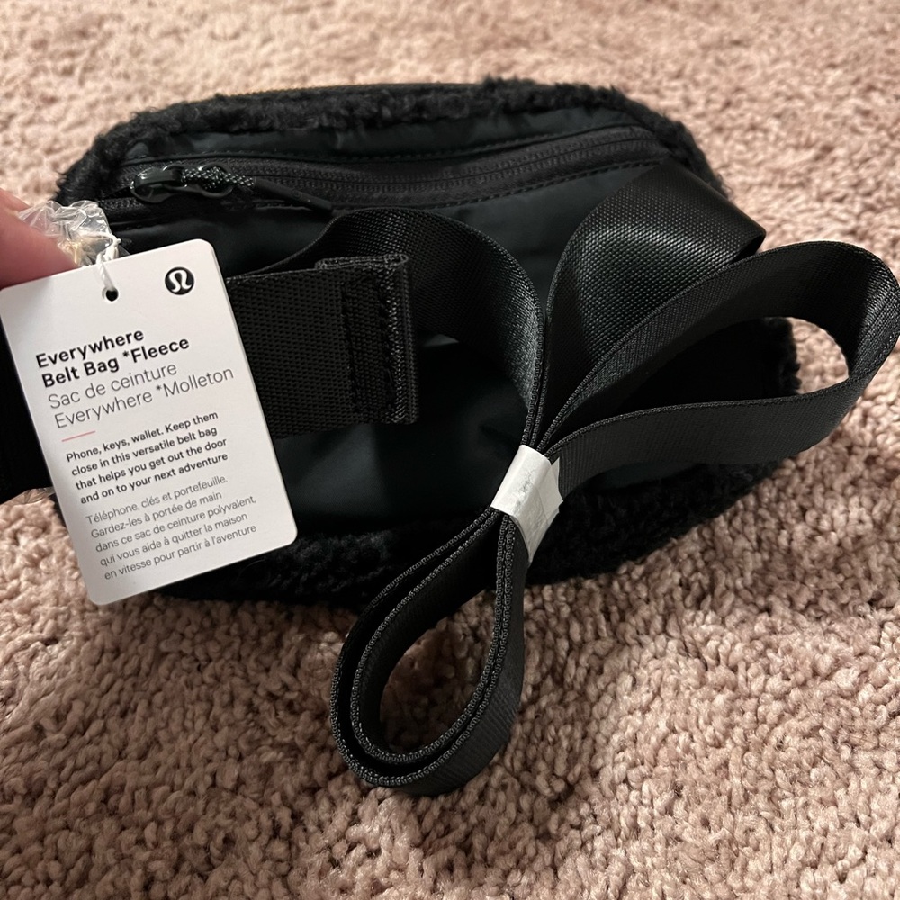 Lululemon Everywhere Fleece Belt Bag Black - Picture 6 of 6